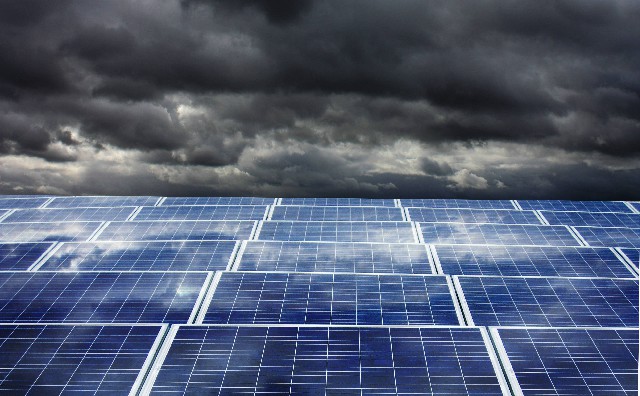 Heeft orkaan weer invloed op zonnepanelen?